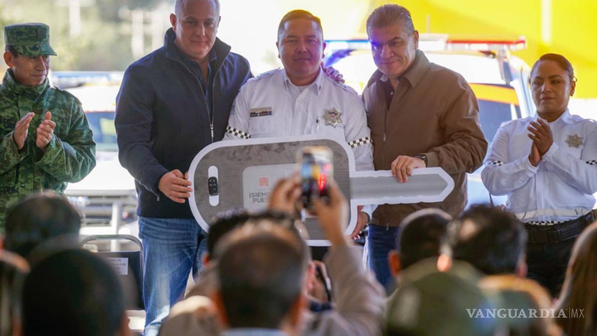 Miguel Riquelme y Román Cepeda entregan patrullas a Tránsito y Vialidad de Torreón