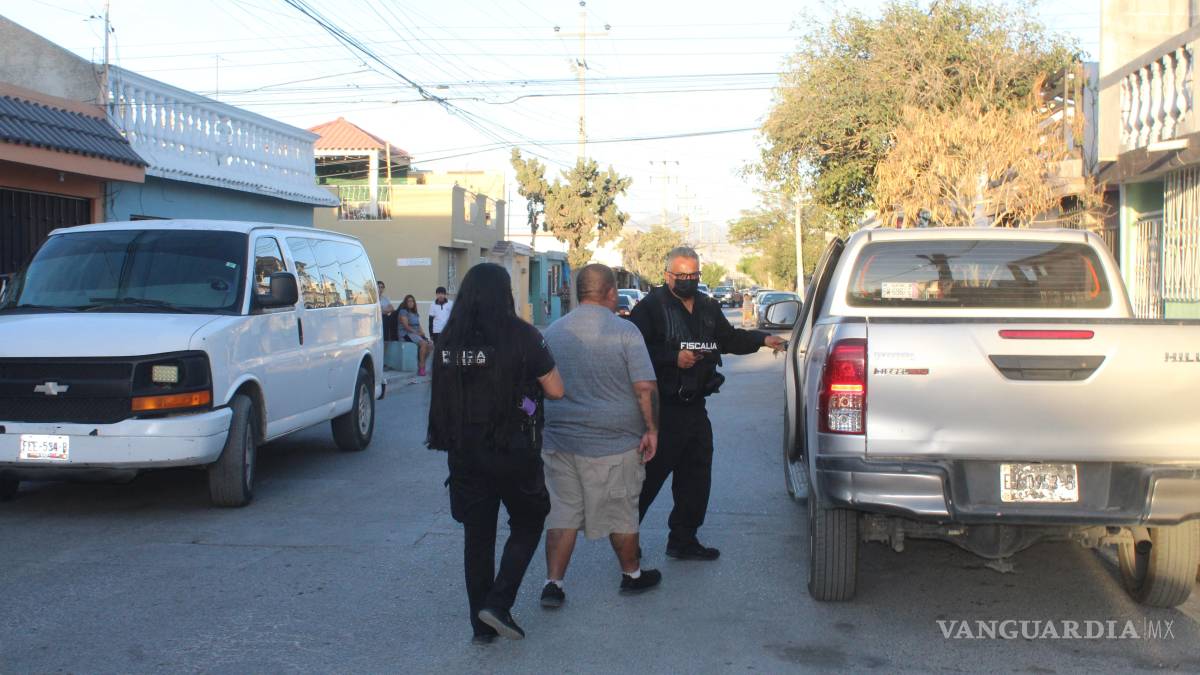 Cateo en negocio de Saltillo resulta en decomiso de armas y metanfetaminas
