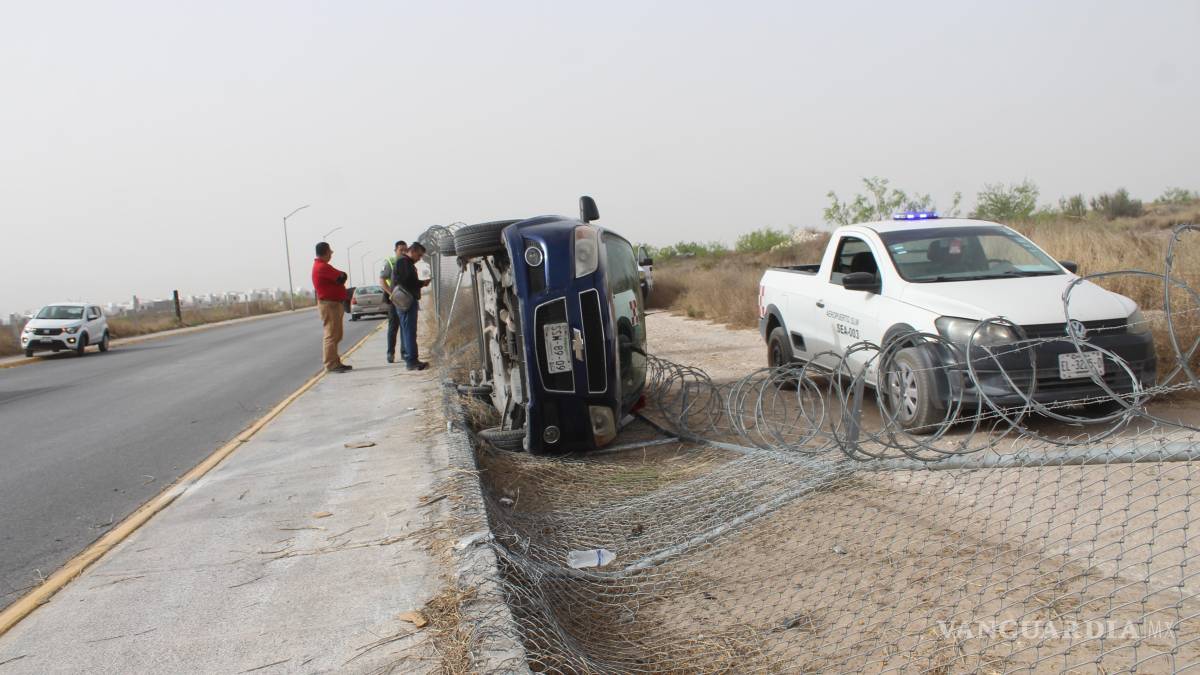 Vehículo vuelca y cae dentro del aeropuerto Plan de Guadalupe, en Ramos Arizpe