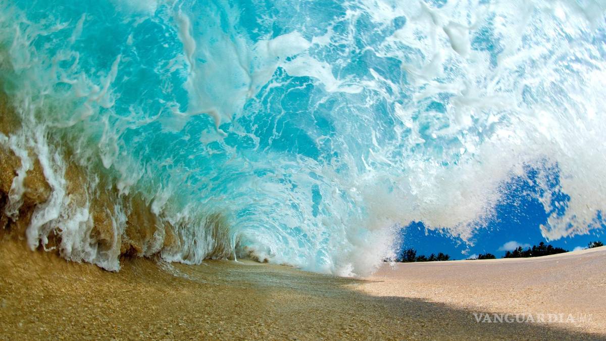 Clark Little encuentra el arte en las más poderosas y peligrosas olas en el mundo