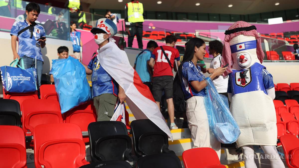 El ejemplo japonés en las tribunas de Qatar; aficionados alientan, sufren, gozan... y limpian