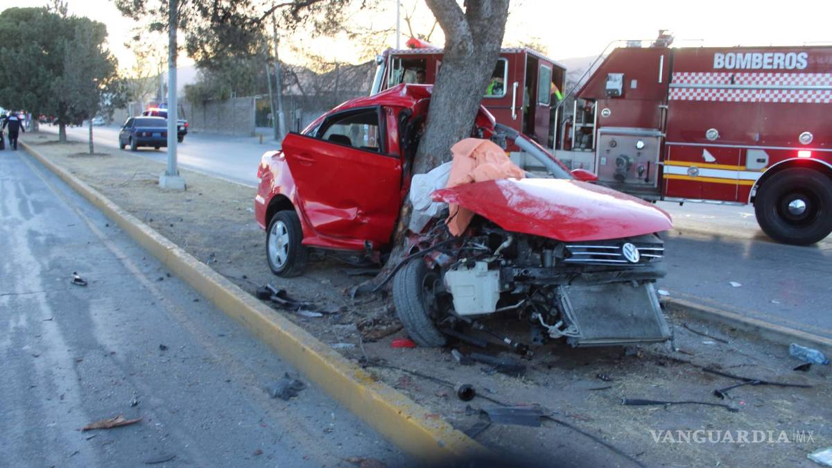 ¿Maldición del auto rojo?... se salva de milagro tras impactarse contra árbol en Saltillo
