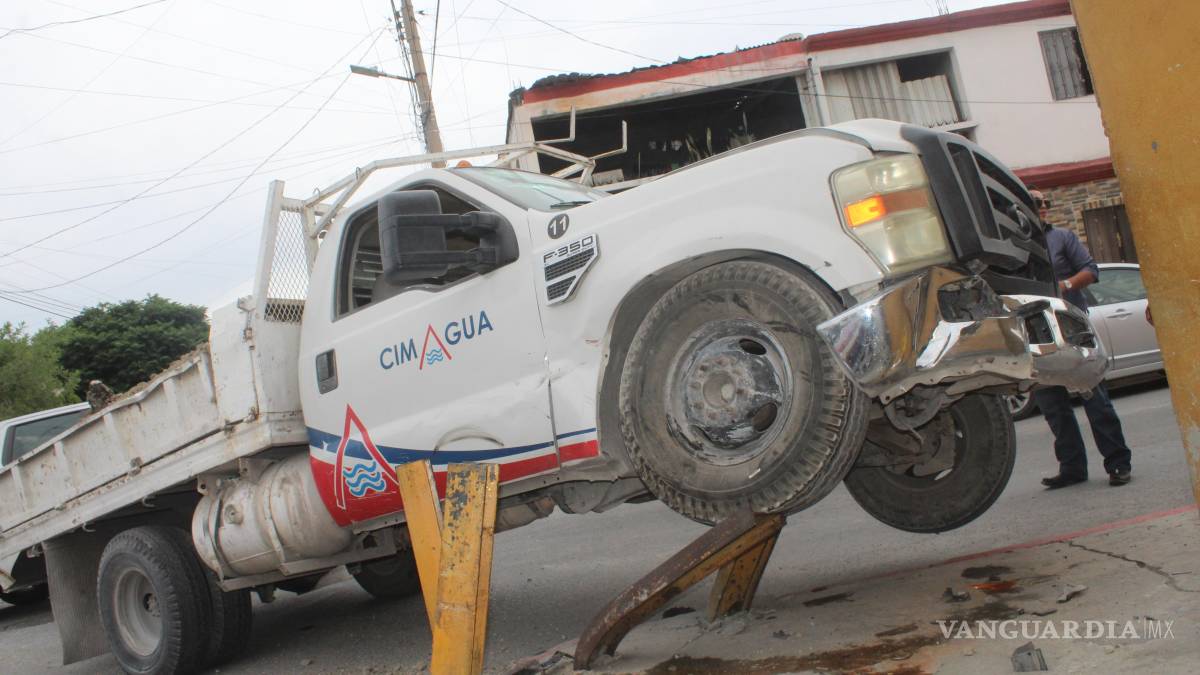 Choca empleado tras no respetar señalización, en Saltillo