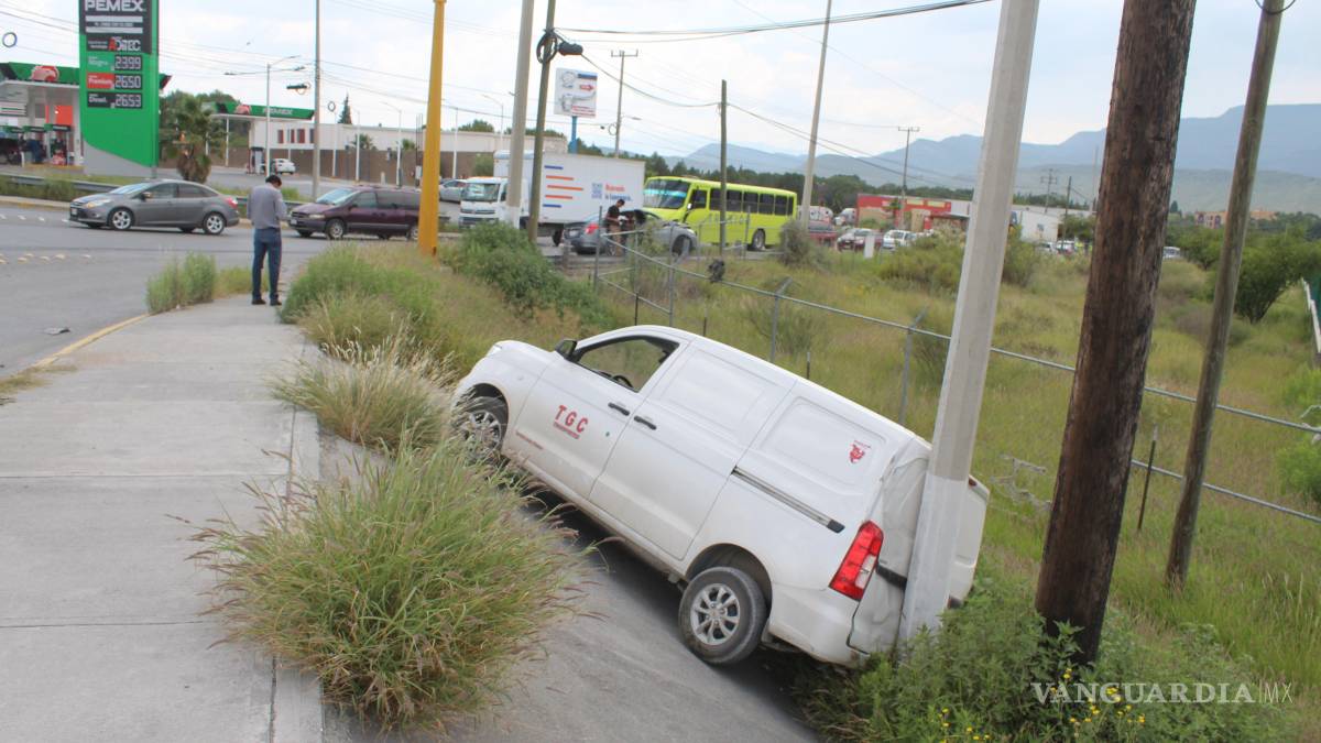 Choque con volcadura deja cuantiosos daños en cruce de bulevares en Saltillo
