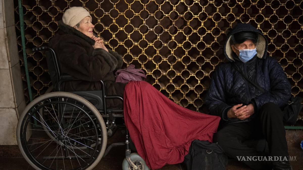 Ante el asedio ruso, ucranianos buscas refugio en el metro y en sótanos