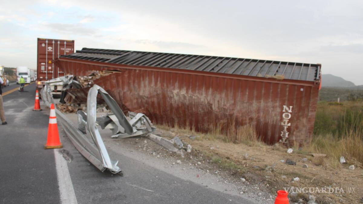 Vuelca trailero y destruye valla perimetral, en Saltillo