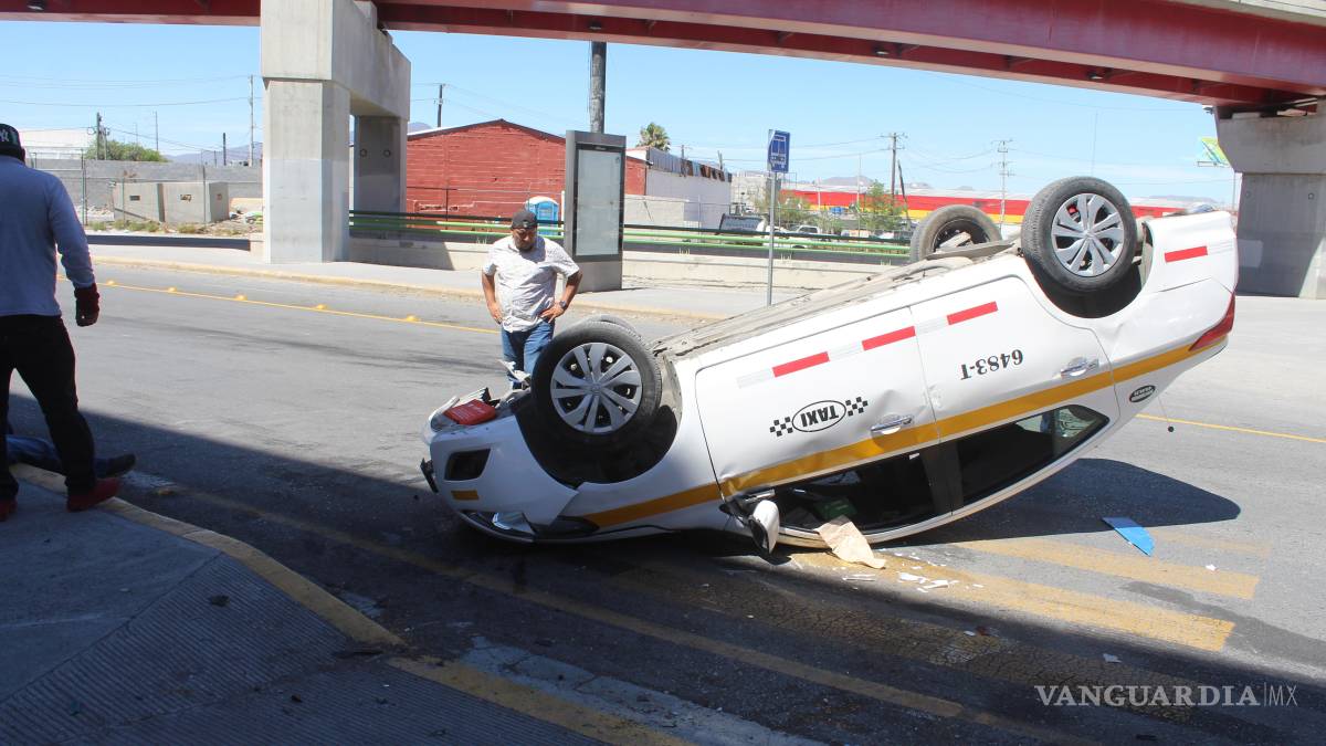 Taxista sufre volcadura bajo el distribuidor vial El Sarape, en Saltillo