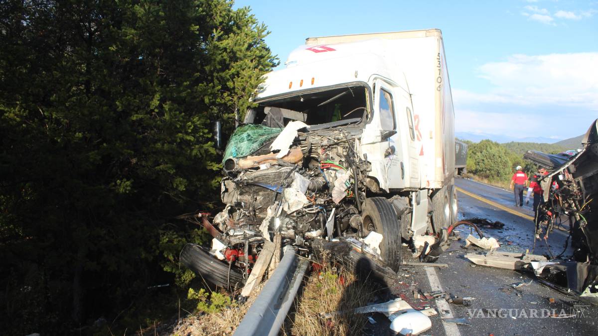 Traileros sufren aparatoso choque frontal, en Arteaga