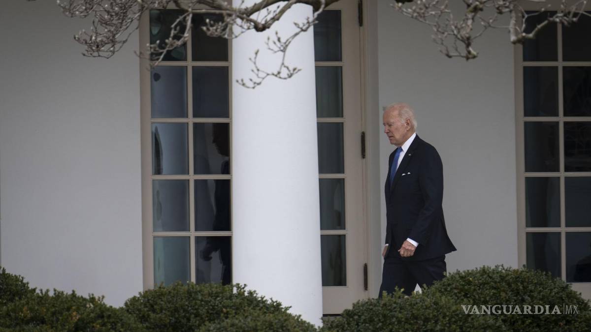 El manejo de documentos clasificados de Biden complica el caso contra Trump