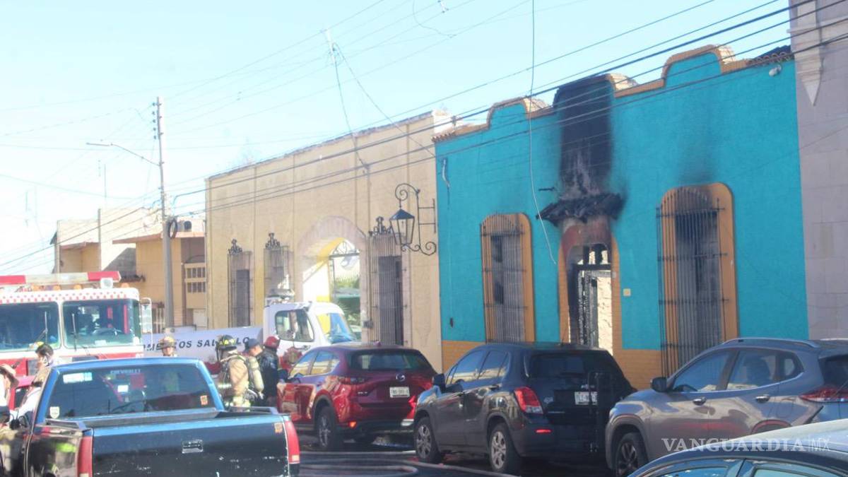 Incendio arrasa con el bar ‘Patio Azul’, en el centro de Saltillo
