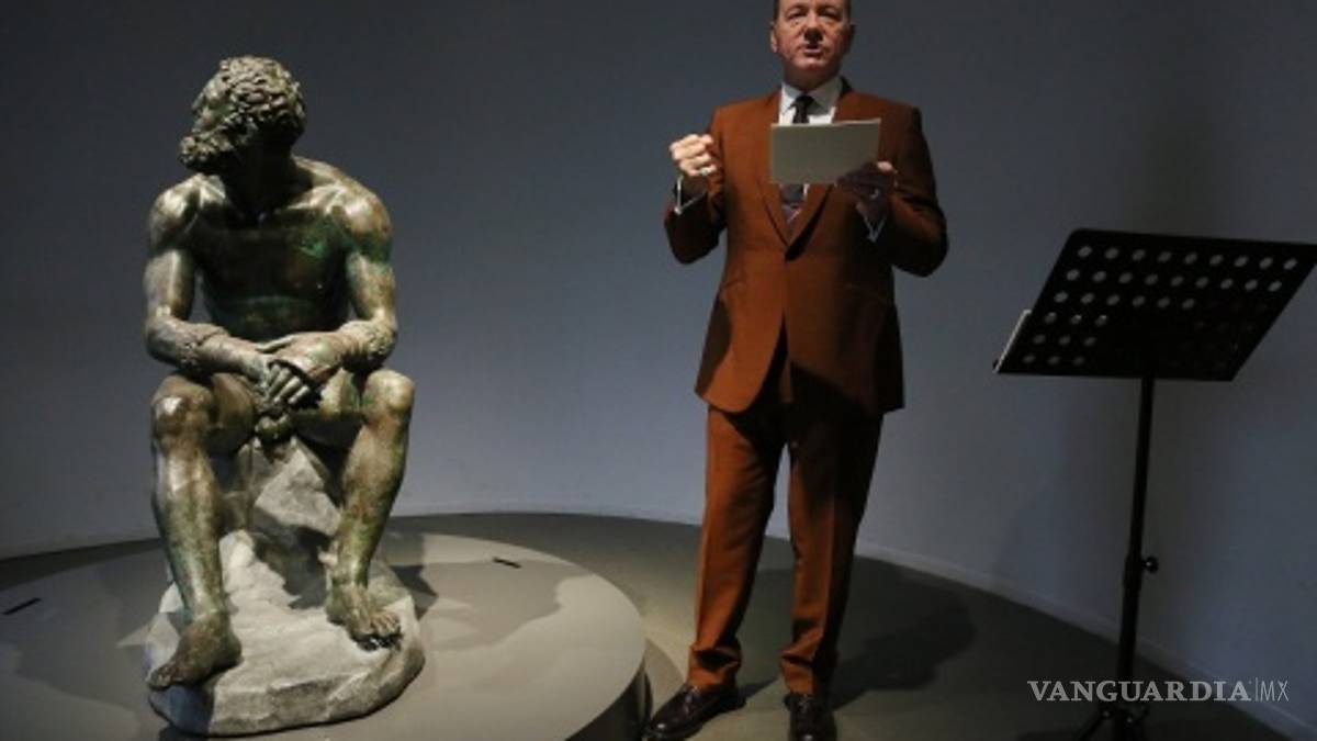 Kevin Spacey acude a acto público y recita un poema