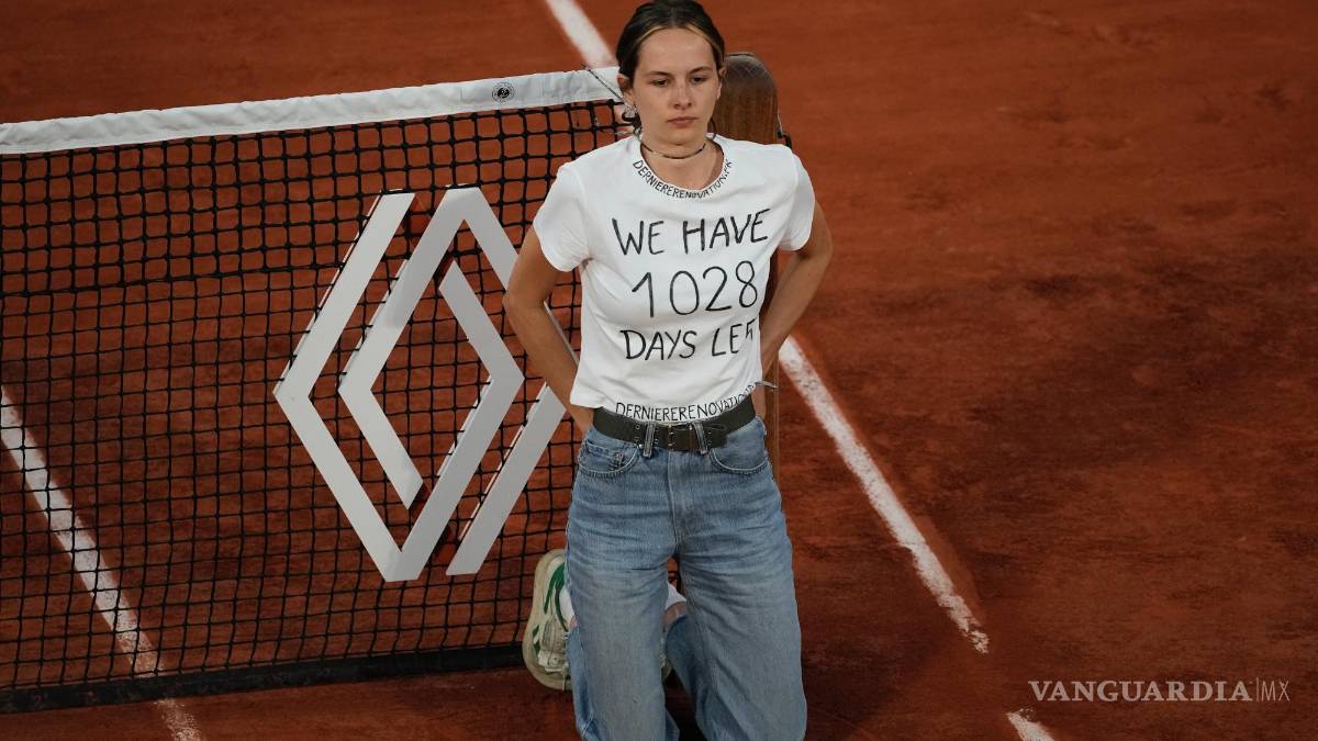 Una activista se encadena a la red e interrumpe la semifinal entre Casper Ruud y Marin Cilic en Roland Garros