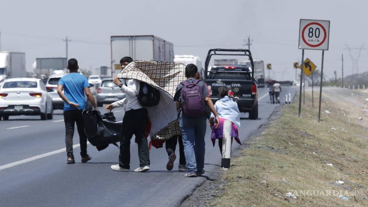 A pie y de “ride” llegan migrantes a Saltillo, buscan transporte para llegar al norte
