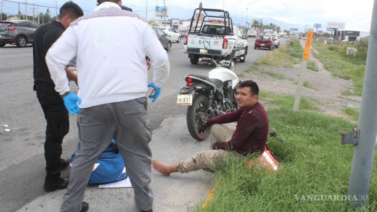Repartidor sufre aparatosa caída en la glorieta Venustiano Carranza, en Saltillo