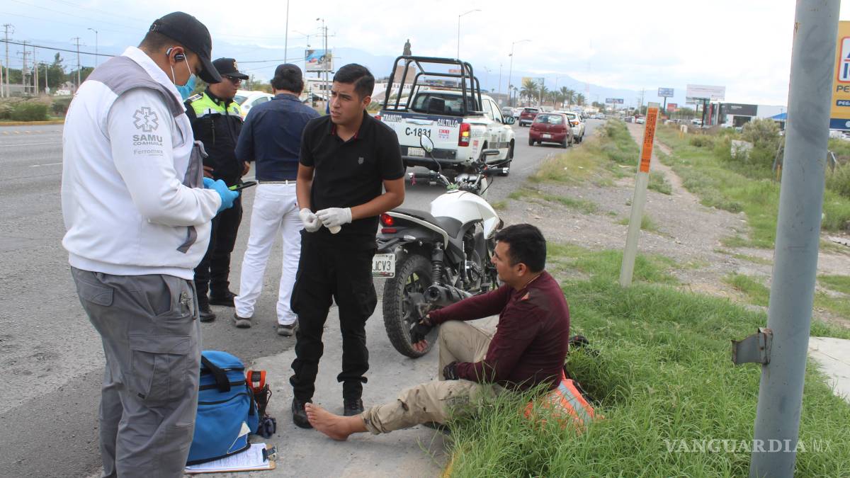 Repartidor sufre aparatosa caída en la glorieta Venustiano Carranza, en Saltillo