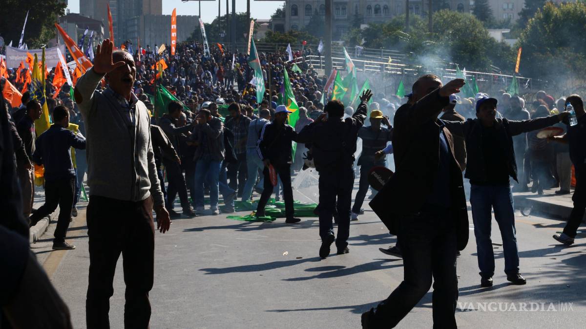 Policía turca reprime marcha en honor a víctimas del atentado