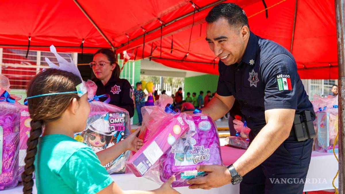 Policías de Ramos Arizpe celebran el Día del Niño con 250 menores del ejido Paredón