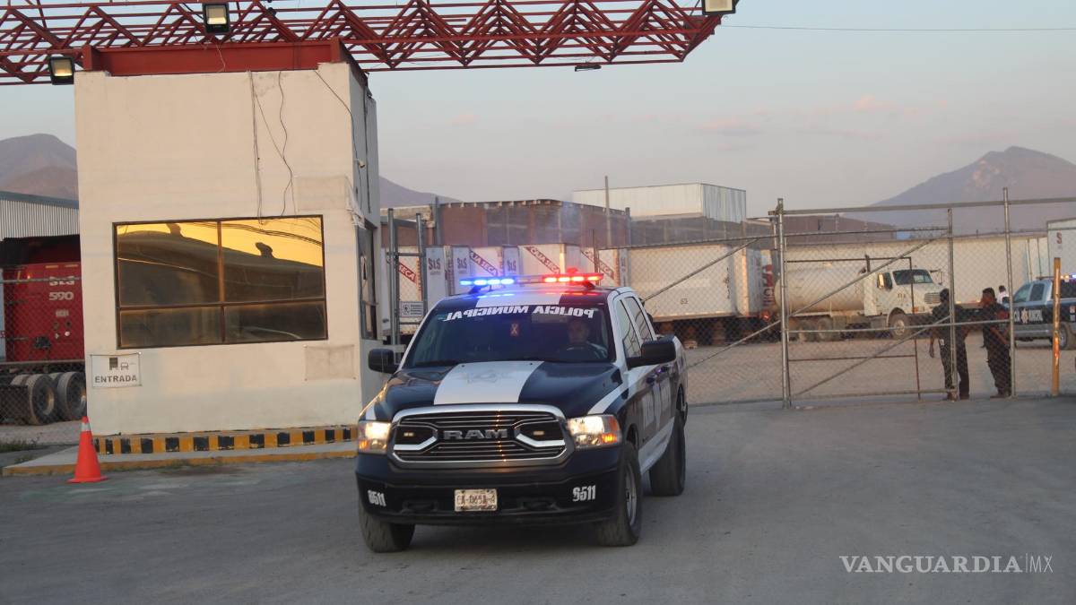 Descuido provoca incendio en caja de tráiler en Arteaga (VIDEO)