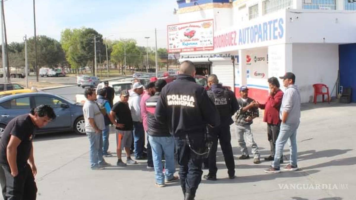Taxistas protestan en gasolinera de Saltillo; denuncian presunto combustible adulterado