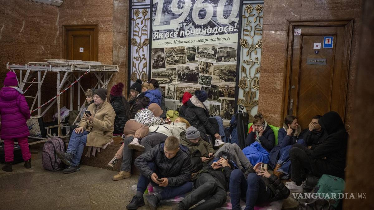 Ante el asedio ruso, ucranianos buscas refugio en el metro y en sótanos