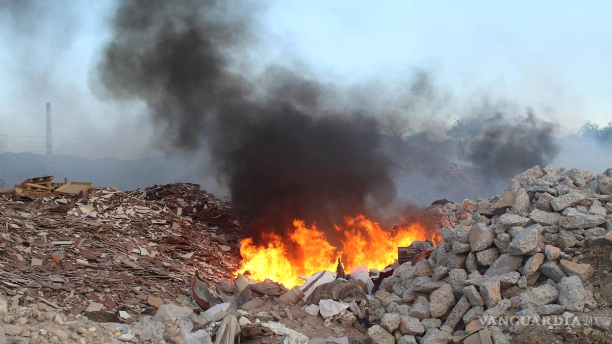Arde basurero clandestino en Saltillo