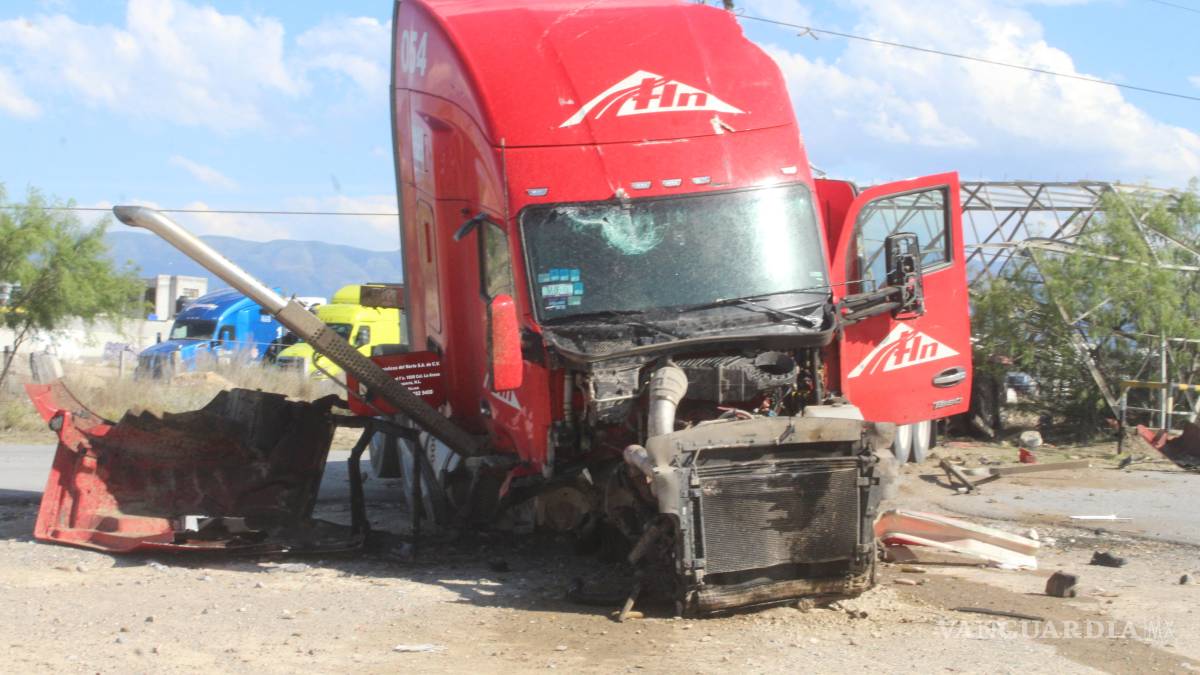 Trailero choca y derriba torre eléctrica, en Ramos Arizpe