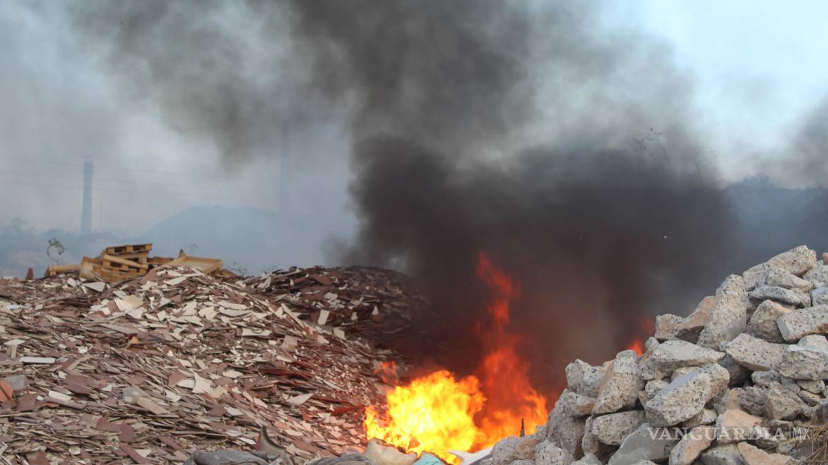 Arde basurero clandestino en Saltillo