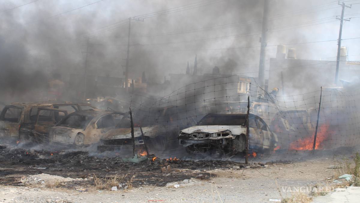 Incendio arrasa con 17 autos, en Saltillo