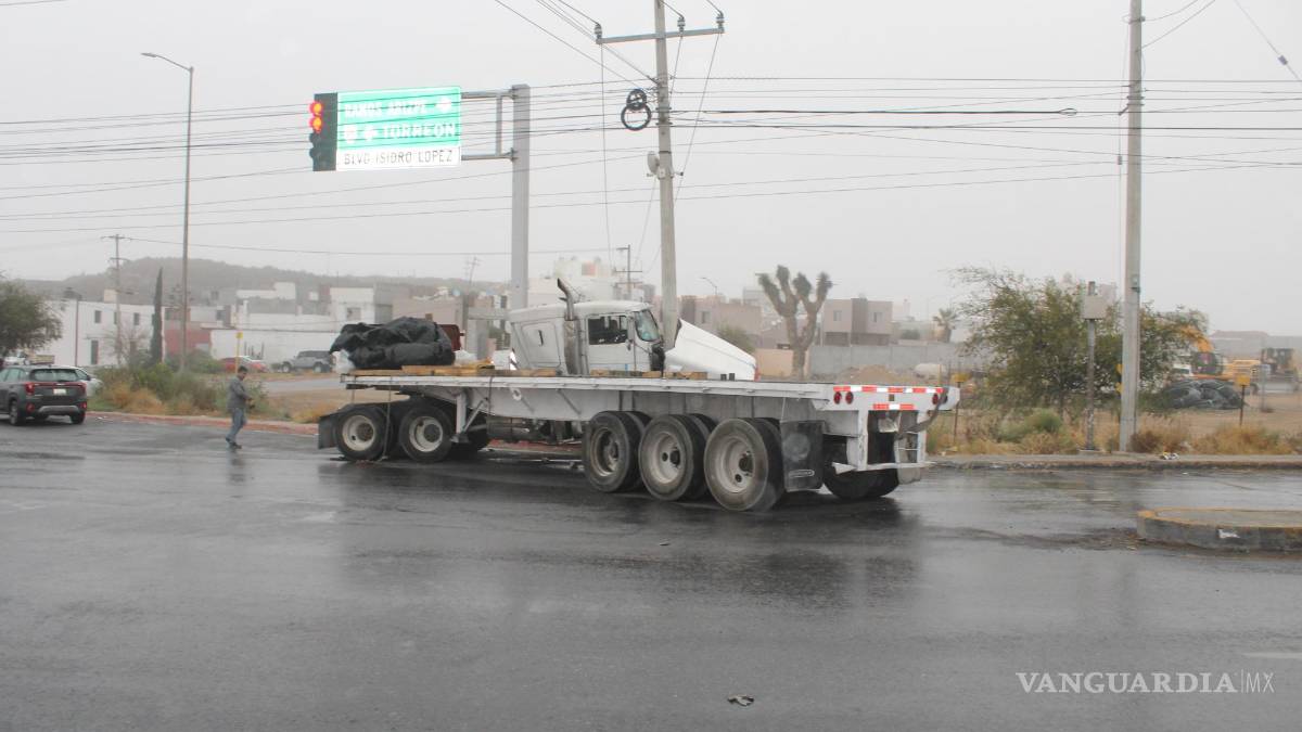 Trailero causa accidente y deja cuatro heridos en Saltillo; huye del lugar