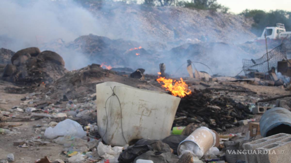 Arde basurero clandestino en Saltillo
