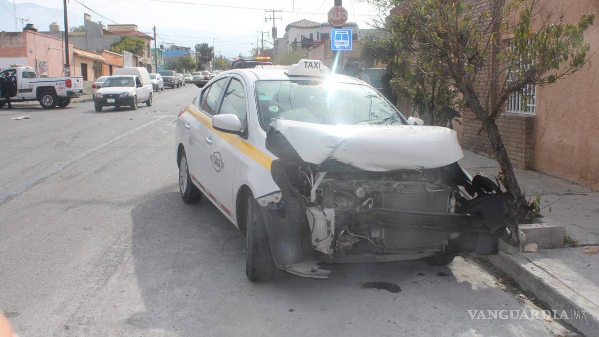 Vuelca a tres cuadras de su casa, taxi lo impactó, en Saltillo