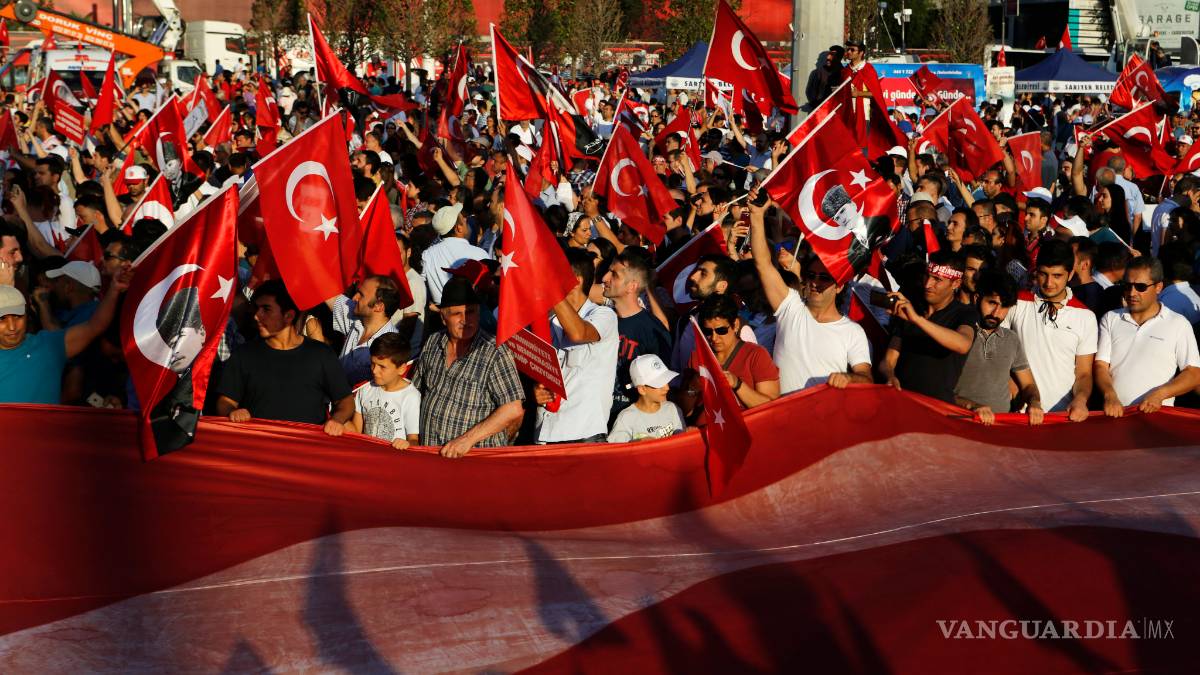 Turquía ordena detención de 42 periodistas