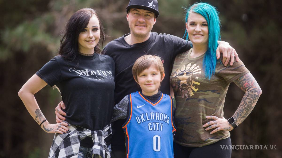 Son casados y con un hijo, ella se enamora de una chica de 23 años y ahora... ¡los 4 viven juntos!