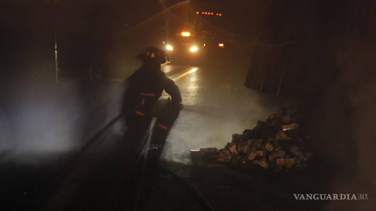 Se detiene el tráfico tras aparatoso choque e incendio en tramo Monterrey-Torreón