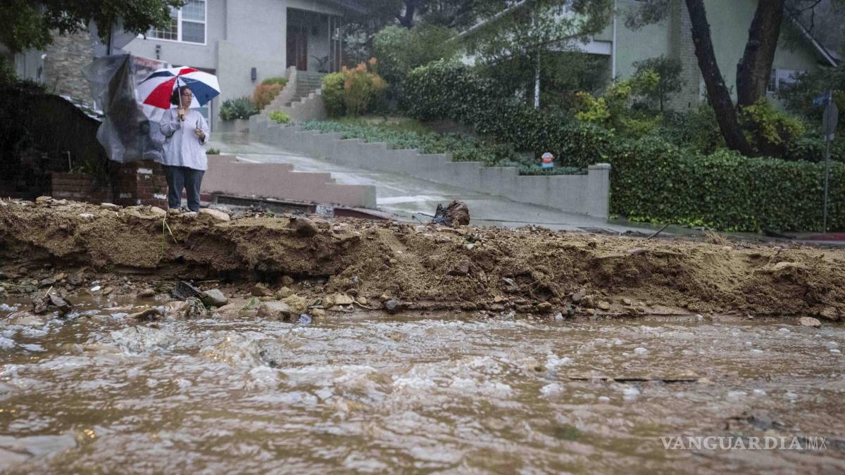 ‘Estamos atrapados aquí’; lluvias, aludes y socavones azotan a California