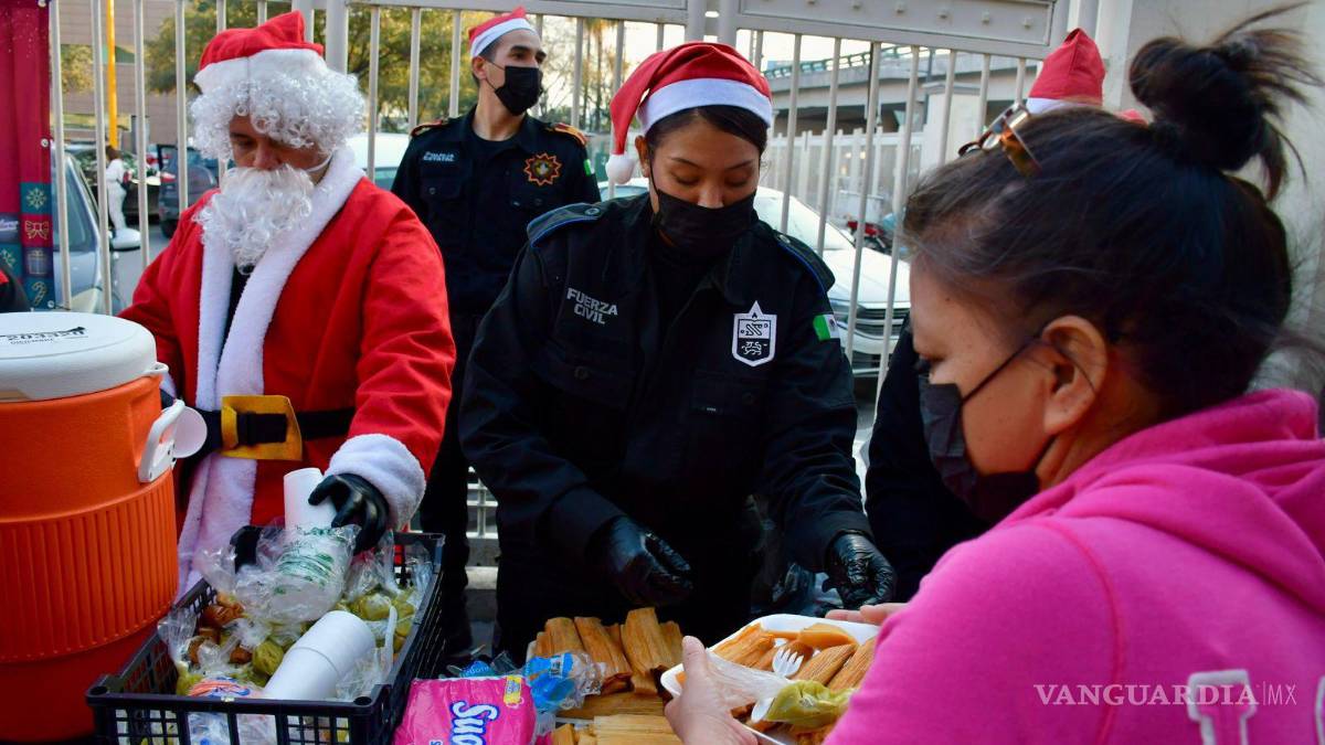 Elementos de Fuerza Civil reparten cena navideña en hospitales de Nuevo León