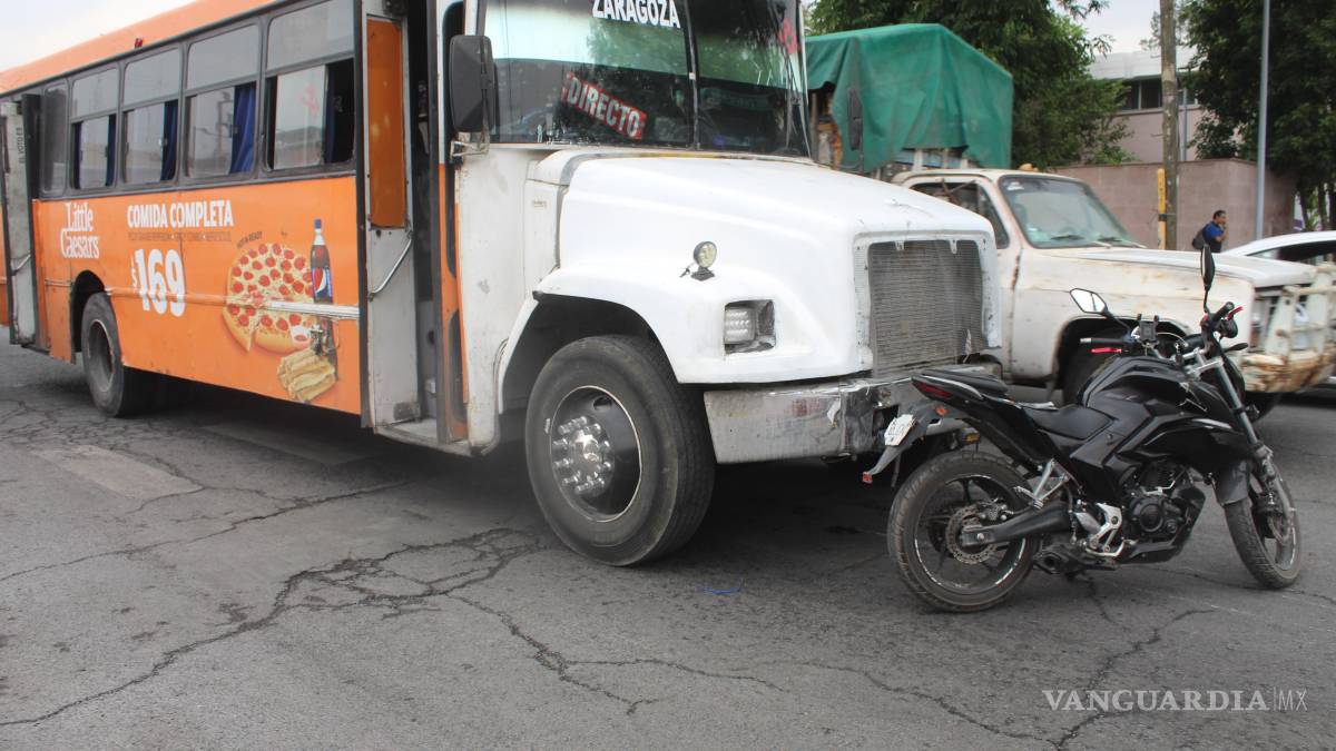 Motociclista de 17 años es embestido por camión urbano en la zona centro de Saltillo