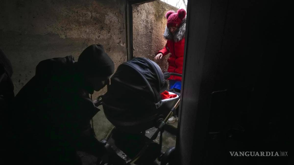 Ante el asedio ruso, ucranianos buscas refugio en el metro y en sótanos