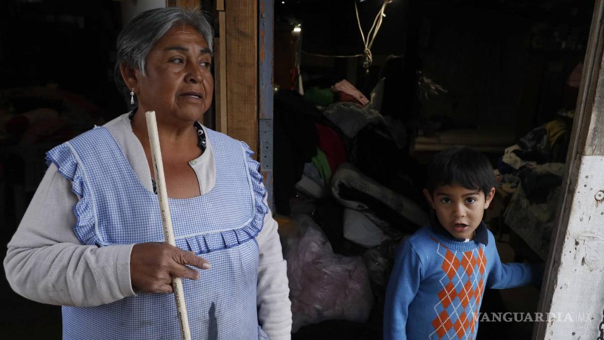 Habitantes de Franja Zaragoza en Saltillo reciben el frío en sus casas de lamina con hogueras de leña