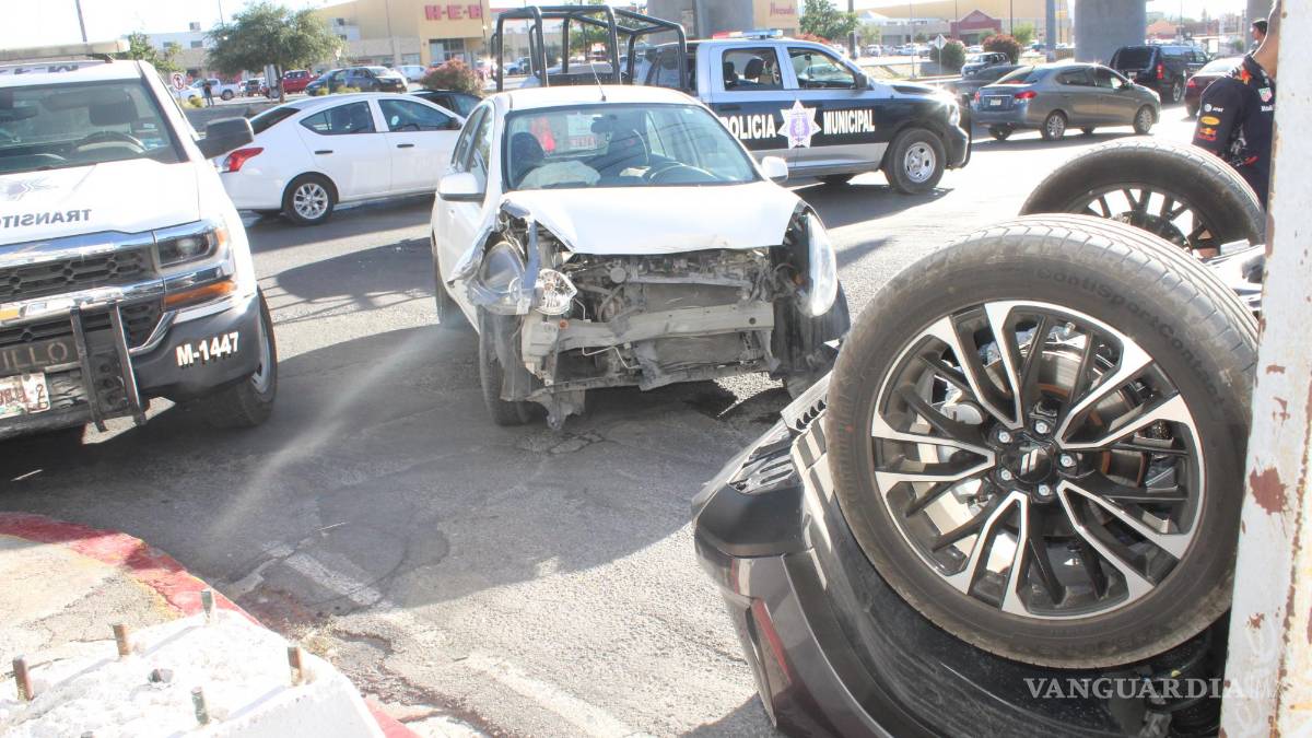 Choca y voltea camioneta en LEA y Abasolo, en Saltillo