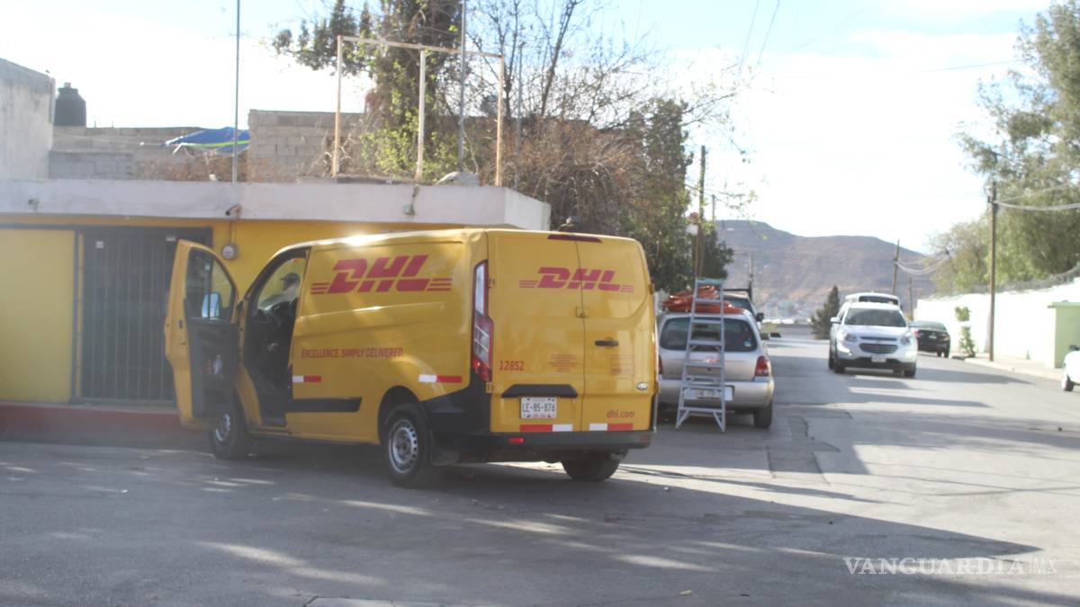 Vehículo de paquetería se pasa alto y provoca accidente en la colonia Bellavista, en Saltillo