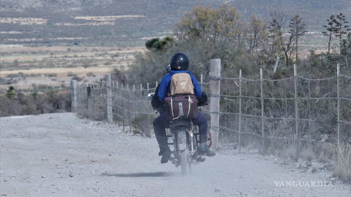 Situación afecta a cerca de un centenar de estudiantes; sin chofer de transporte escolar, ni camino en ejido
