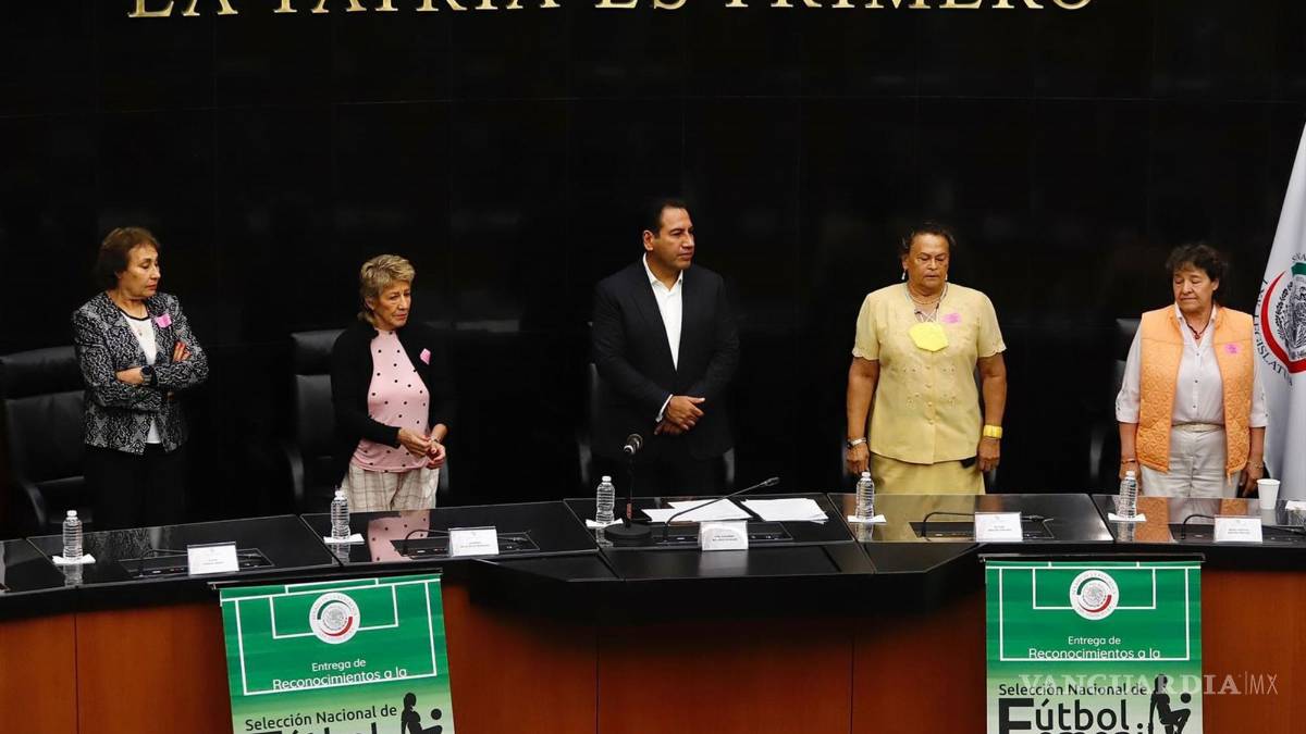 Cámara de Senadores rinde un homenaje a las seleccionadas de futbol femenil de 1970 y 1971