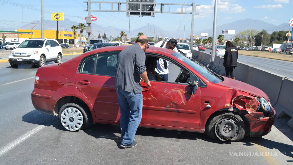 Se va contra muro y culpa a carro que huyó