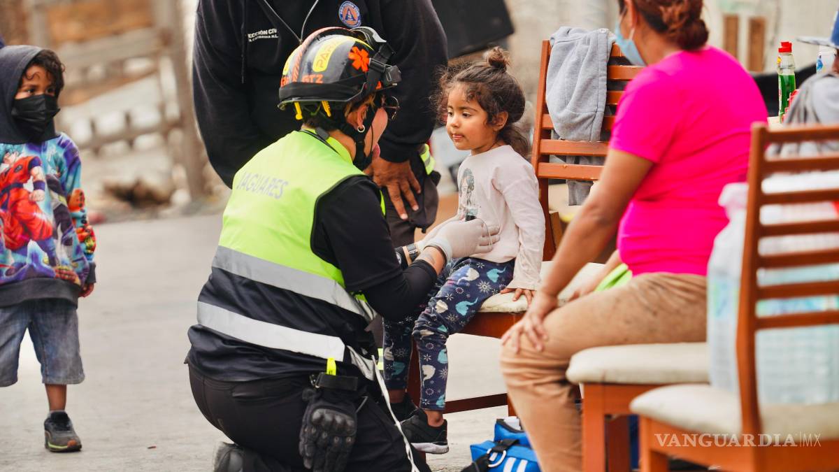 Brindan ayuda a damnificados por incendios en el municipio de Santa Catarina, Nuevo León