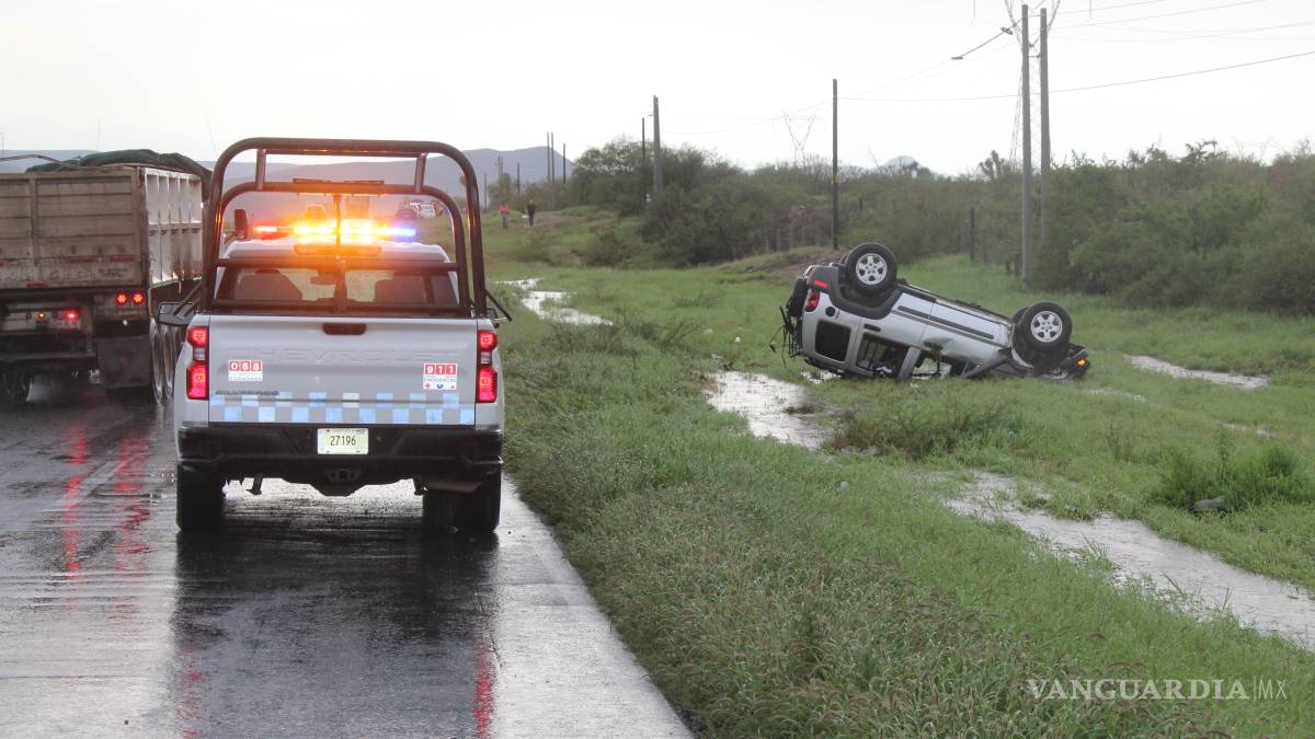 Vuelca camioneta en la carretera Torreón–Saltillo con tres menores a bordo