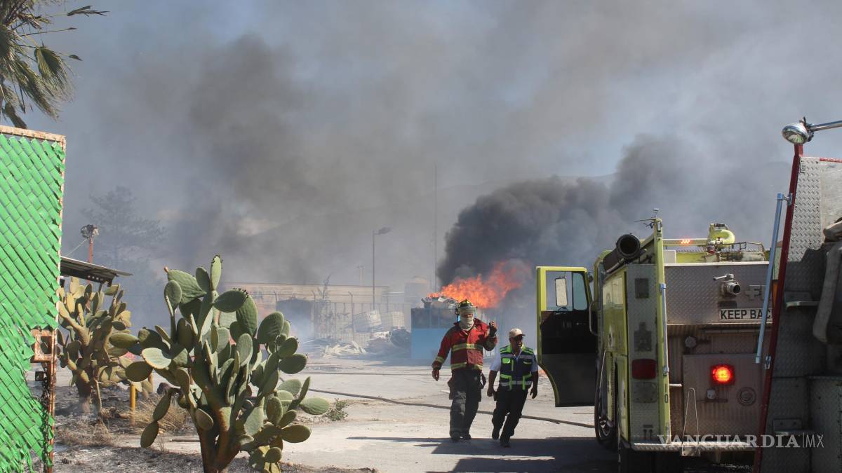 Colilla de cigarro provoca incendio en una recicladora
