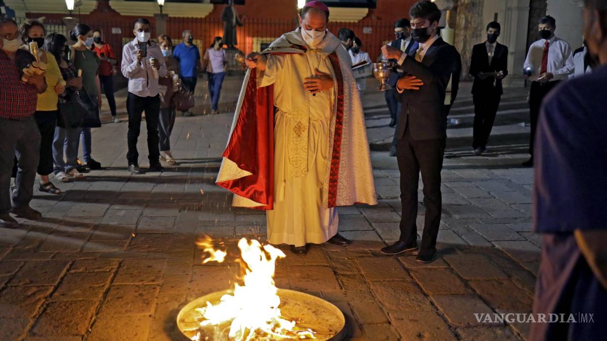 Celebran Vigilia Pascual en Catedral de Saltillo luego de dos años