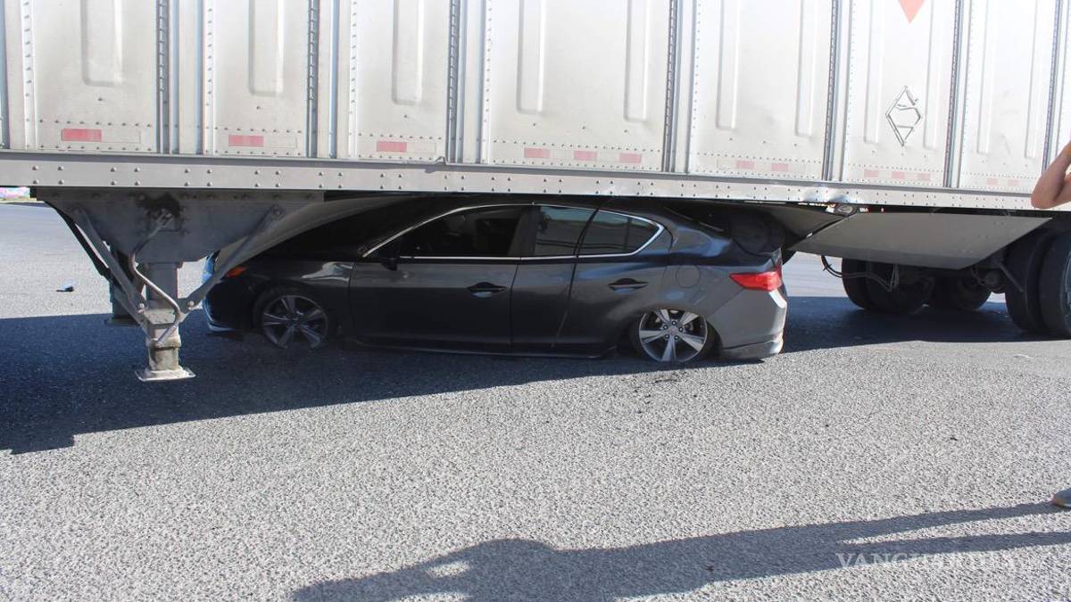 Automóvil sufre accidente y deja a conductor prensado debajo de tráiler en Lib. Óscar Flores Tapia
