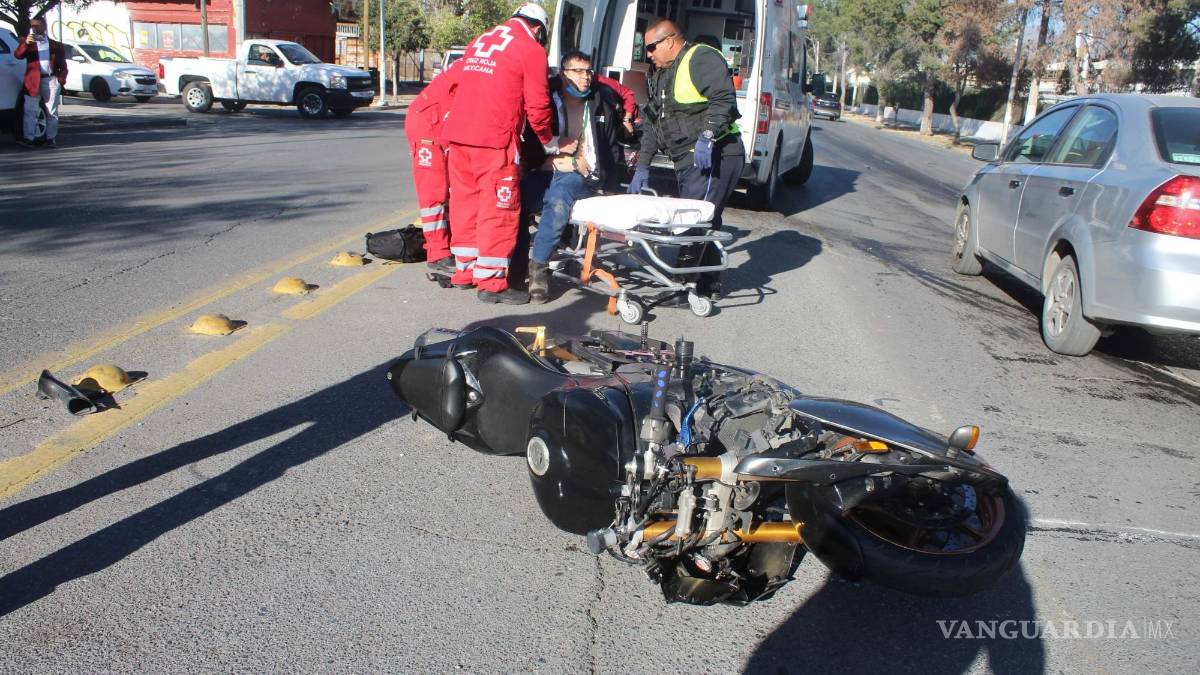 Auto no respeta alto y embiste a motociclista, en el centro de Saltillo